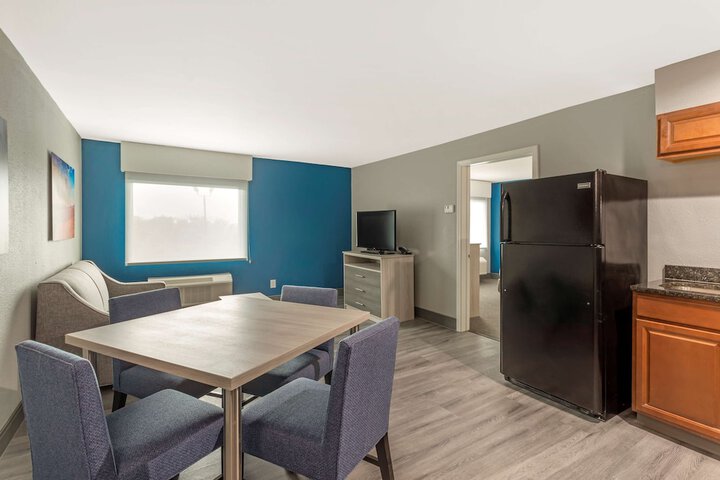Best Western Plus Cleveland Inn & Suites