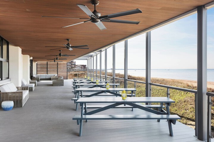 Delta Hotels by Marriott Virginia Beach Waterfront Suites