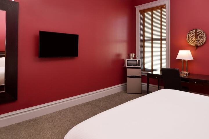 Room 33 of 148