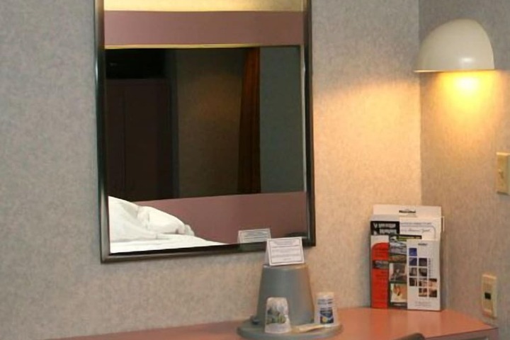 CenterWay Hotel Buffalo North Near University
