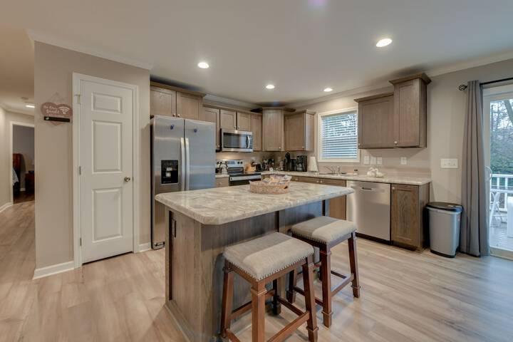 Family-friendly Home w / Deck Near Colonial Beach!
