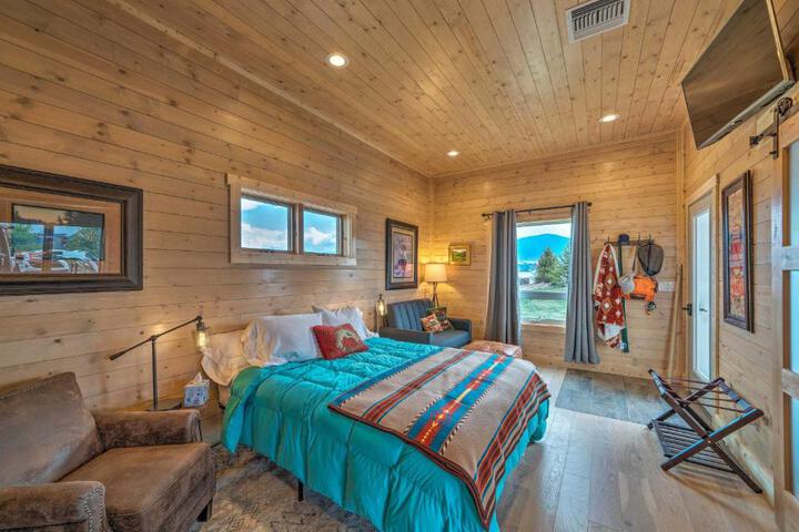 Ennis Lake Studio w / Kayak Pool & Fire Pit!