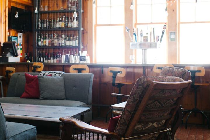 Lounge 51 of 55
