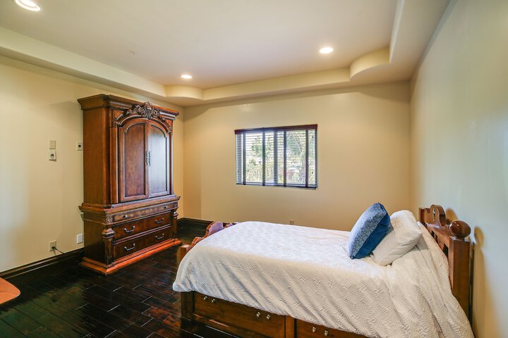Spacious Fullerton Villa w / Private Pool & Hot Tub