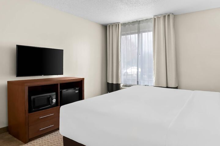 Comfort Inn & Suites Taylor - Detroit