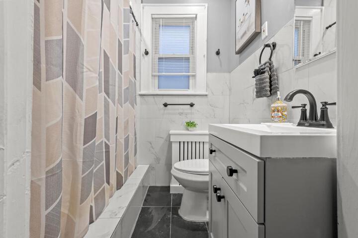 2-Story Stay with Game Lounge & Free Parking Spots - 5 mins to NYC Train