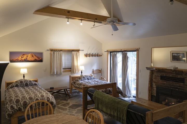 Whittakers Motel & Historic Bunkhouse