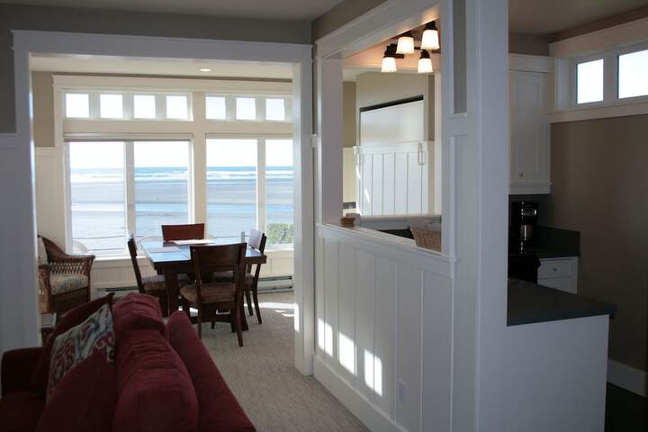 The Waves / The Argonauta Inn/The White Heron Lodge