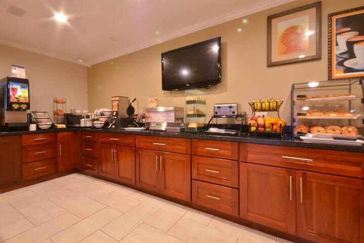 Best Western The Inn & Suites Pacific Grove