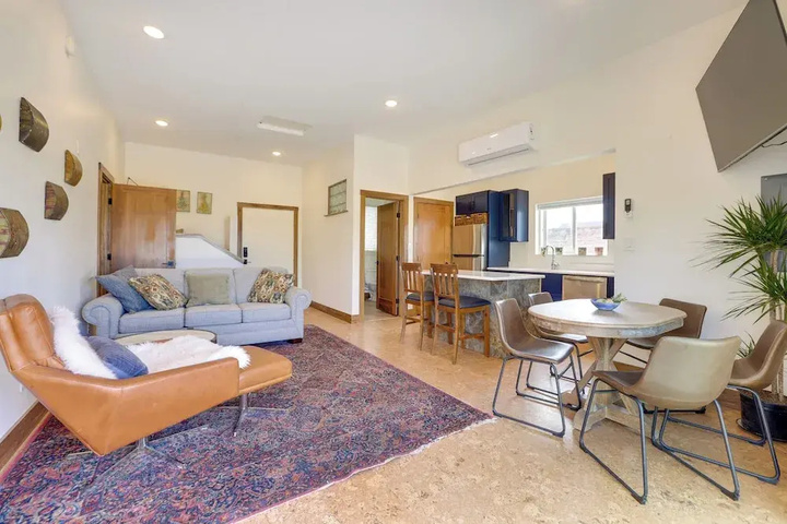 Hot Tub & Views: Modern Home 15 Mi to Zion NP