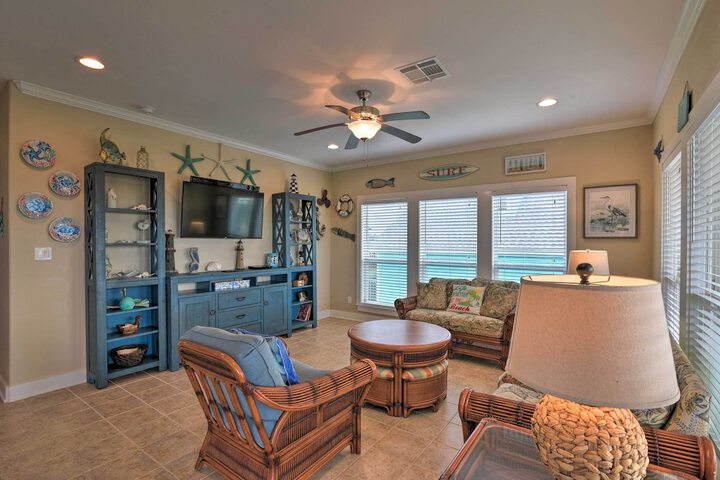 Ocean View & Grill: Crystal Beach Bungalow!