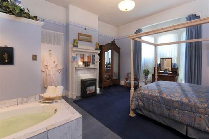 Room 33 of 48