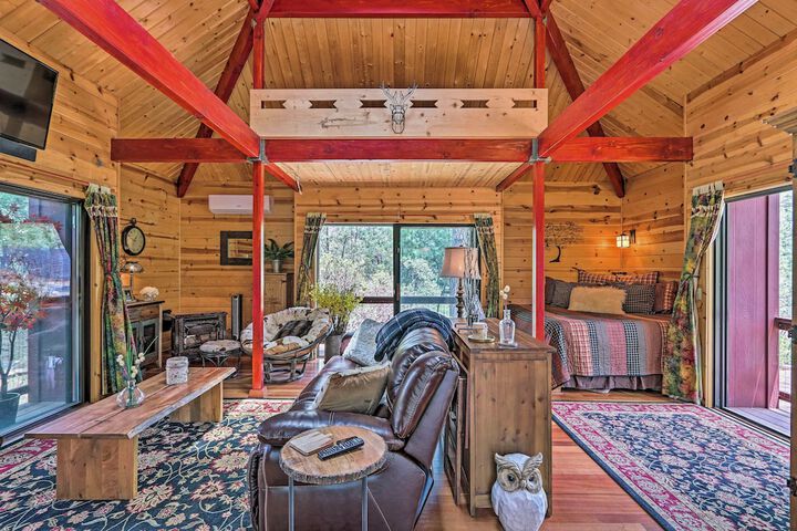 Furnished Deck: Romantic Strawberry / pine Studio!