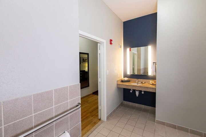 Room 32 of 61