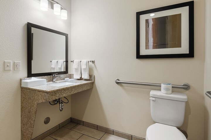 Cobblestone Hotel & Suites - Newport
