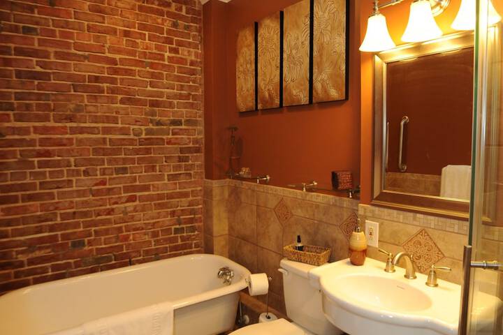Hamilton House Inn