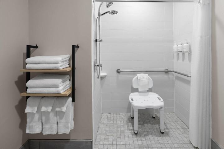La Quinta Inn & Suites by Wyndham Mansfield OH