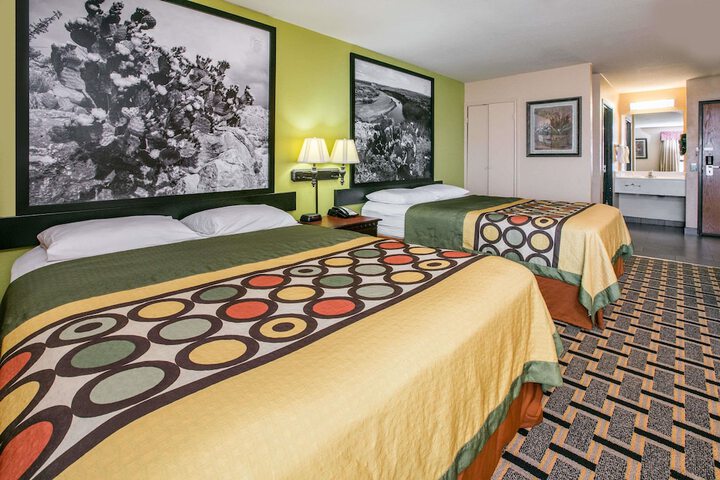 Super 8 by Wyndham Farmers Branch / North Dallas