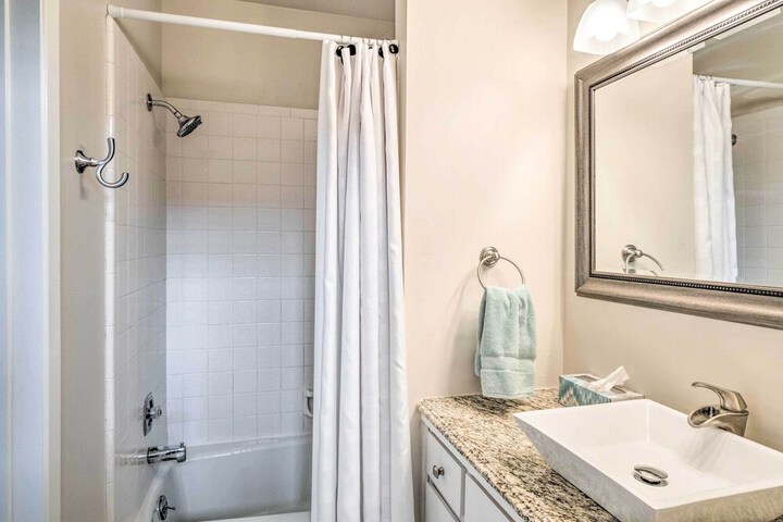 Horseshoe Bay Townhome w / Patio & Outdoor Pool!