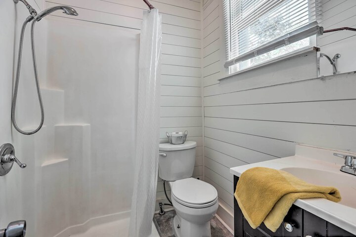 Quaint Leeds Studio w / Yard 18 Mi to Birmingham!