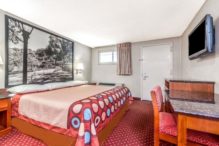 Room 10 of 16
