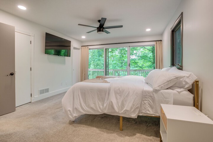 Spacious Riverfront Delaware Home w / Views