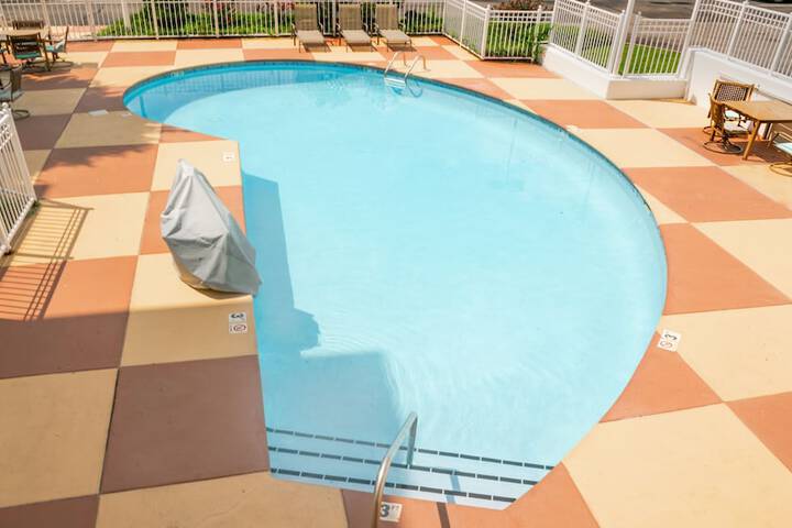 Holiday Inn Express and Suites Pigeon Forge Sevierville by IHG