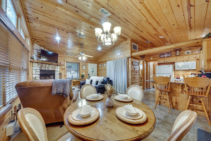 Hot Tub & Deck: Broken Bow azalea House'