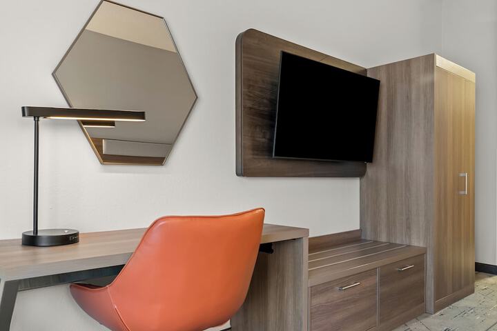 Holiday Inn Express & Suites Detroit North - Roseville by IHG