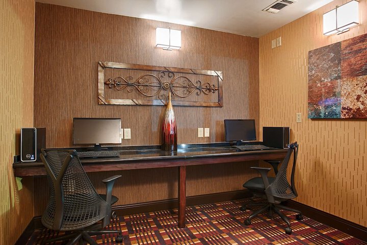 Business Center 18 of 18
