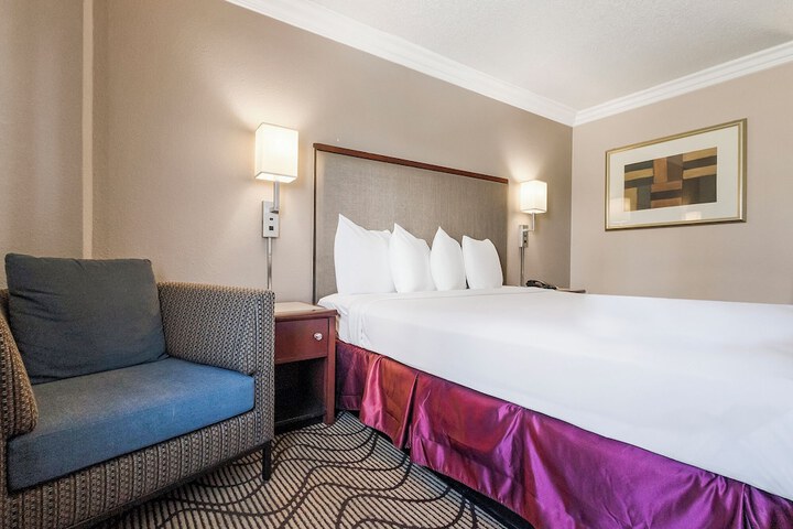 Room 21 of 34