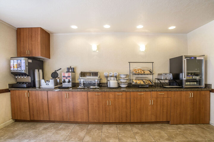 Econo Lodge Inn & Suites