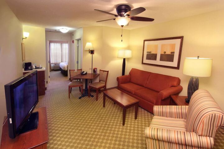 Country Inn & Suites by Radisson Crystal Lake, IL