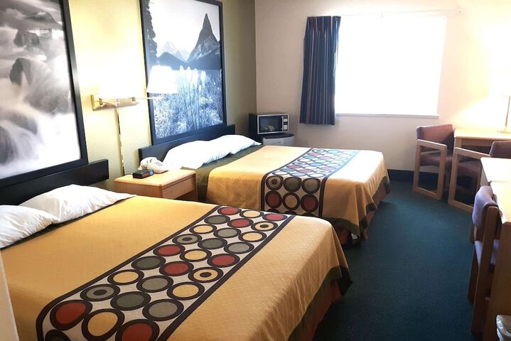 Super 8 by Wyndham Hamilton