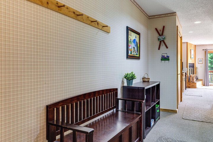 Condo on First Green w / Deck at Schuss Mountain!