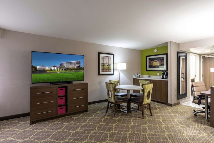 DoubleTree by Hilton Winston Salem - University