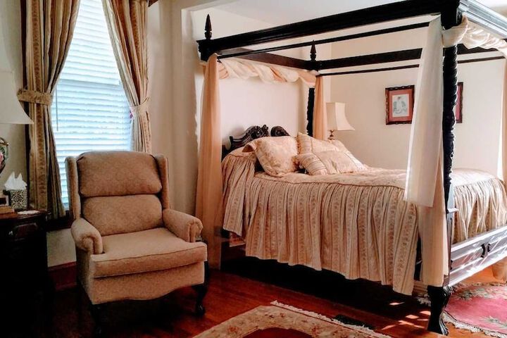 Colonial Beach Plaza Bed & Breakfast