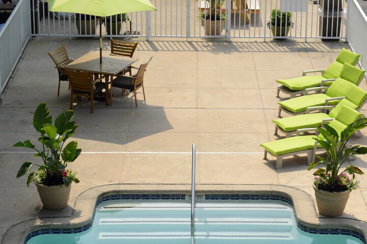 Pool 10 of 71