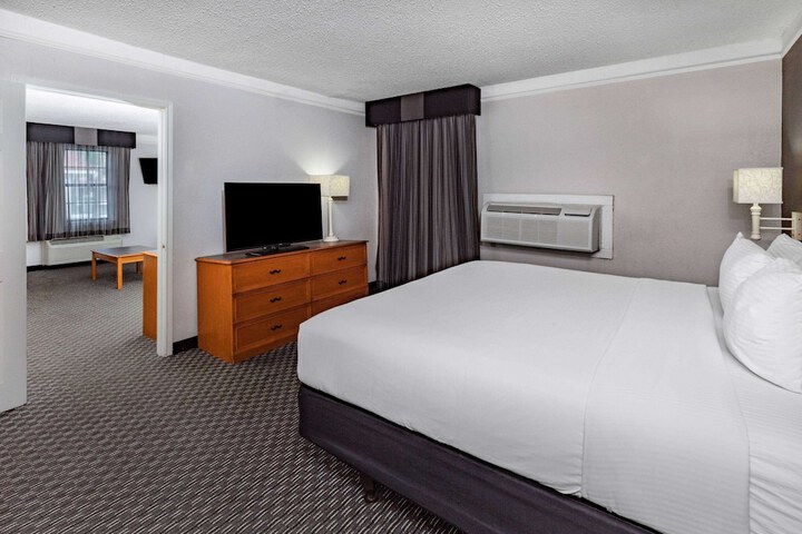 Room 52 of 65
