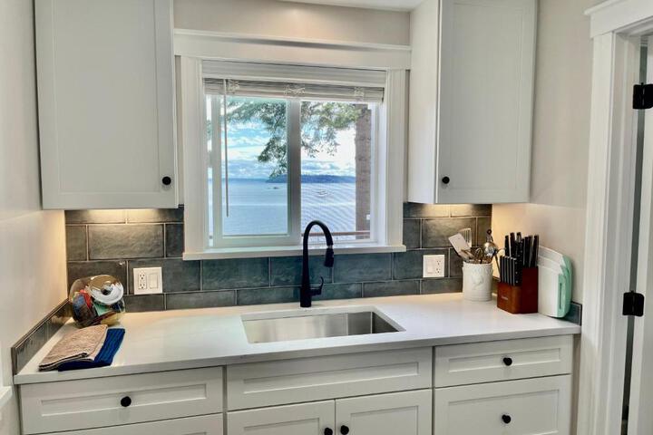 Puget Sound Chic Romantic Cottage with Private Beach Access & Gated Entry