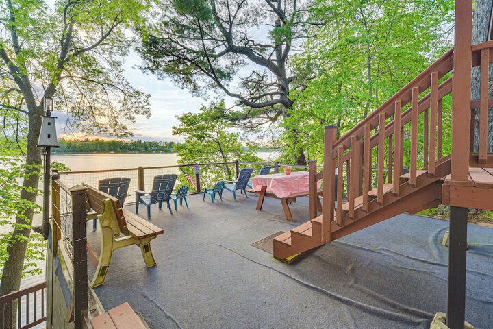Lakefront Family Retreat w / Private Dock!