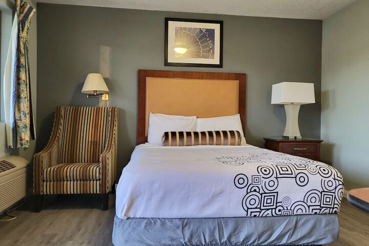Room 11 of 33
