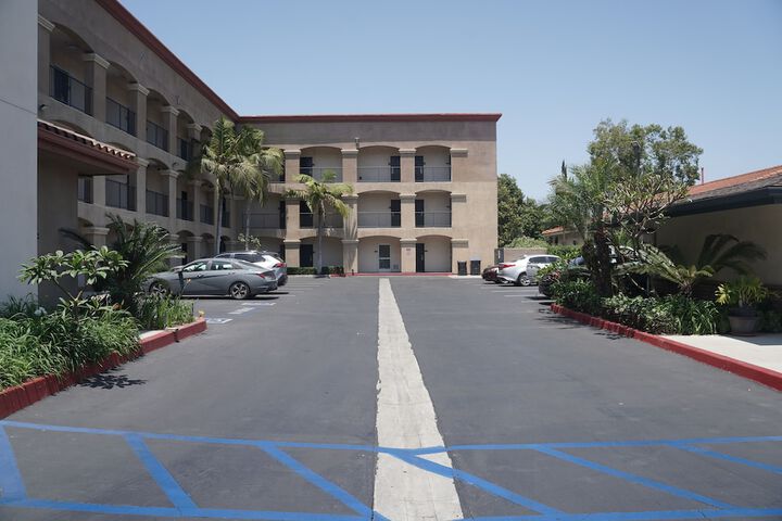 Harbor Inn & Suites