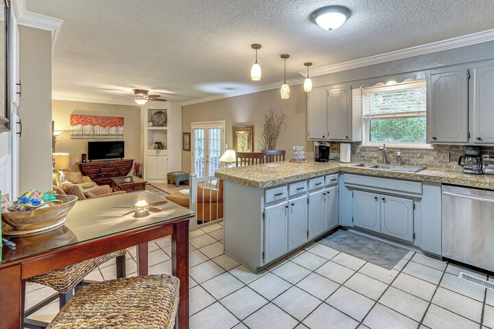 Sunroom & Yard: Charming Hot Springs Home!