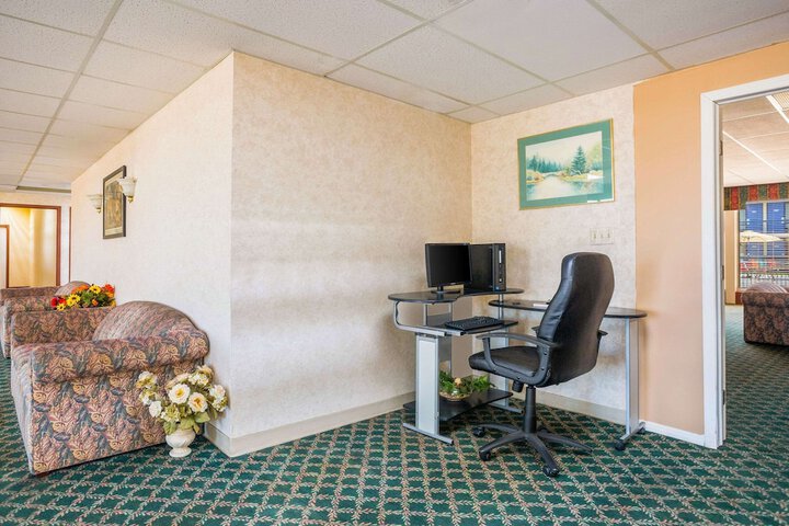 Business Center 63 of 65