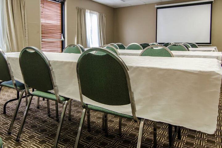 Quality Suites St. Joseph