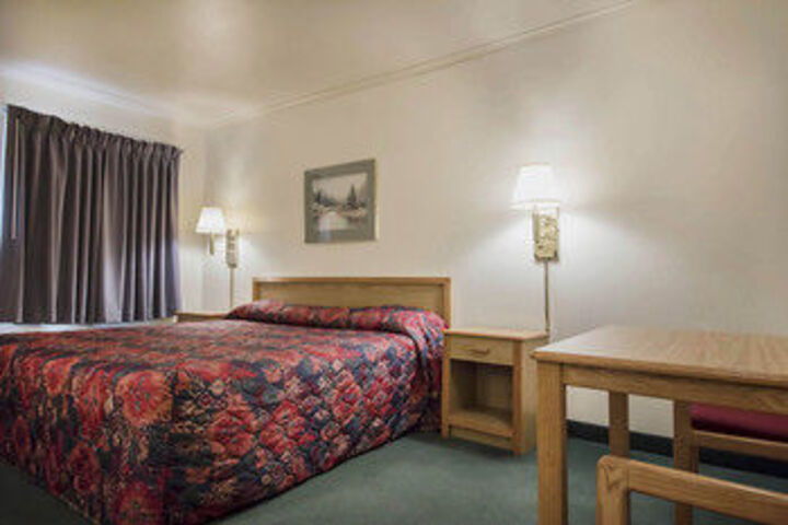 Deer Lodge Motel