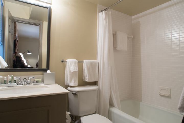 Room 32 of 49