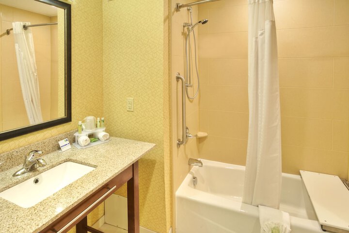 Room 17 of 28