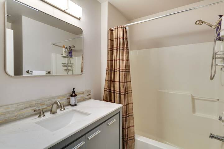 Lake Oswego Home w / Deck 9 Mi to Downtown Portland
